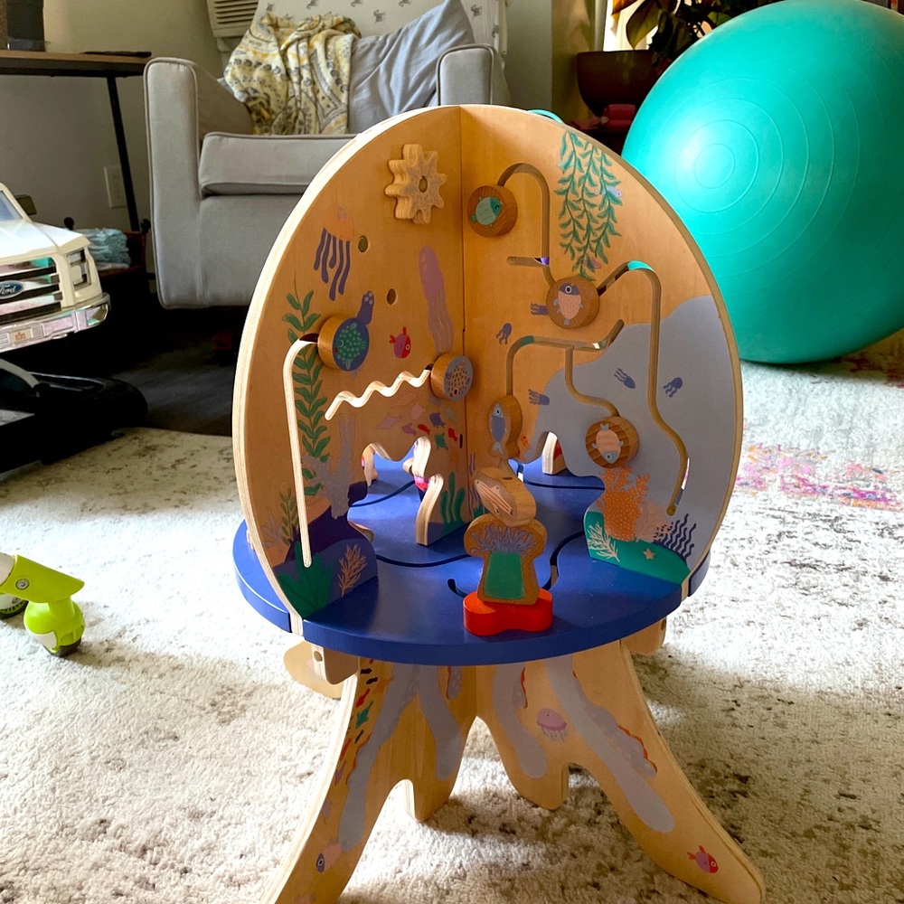 Manhattan toy - activity center